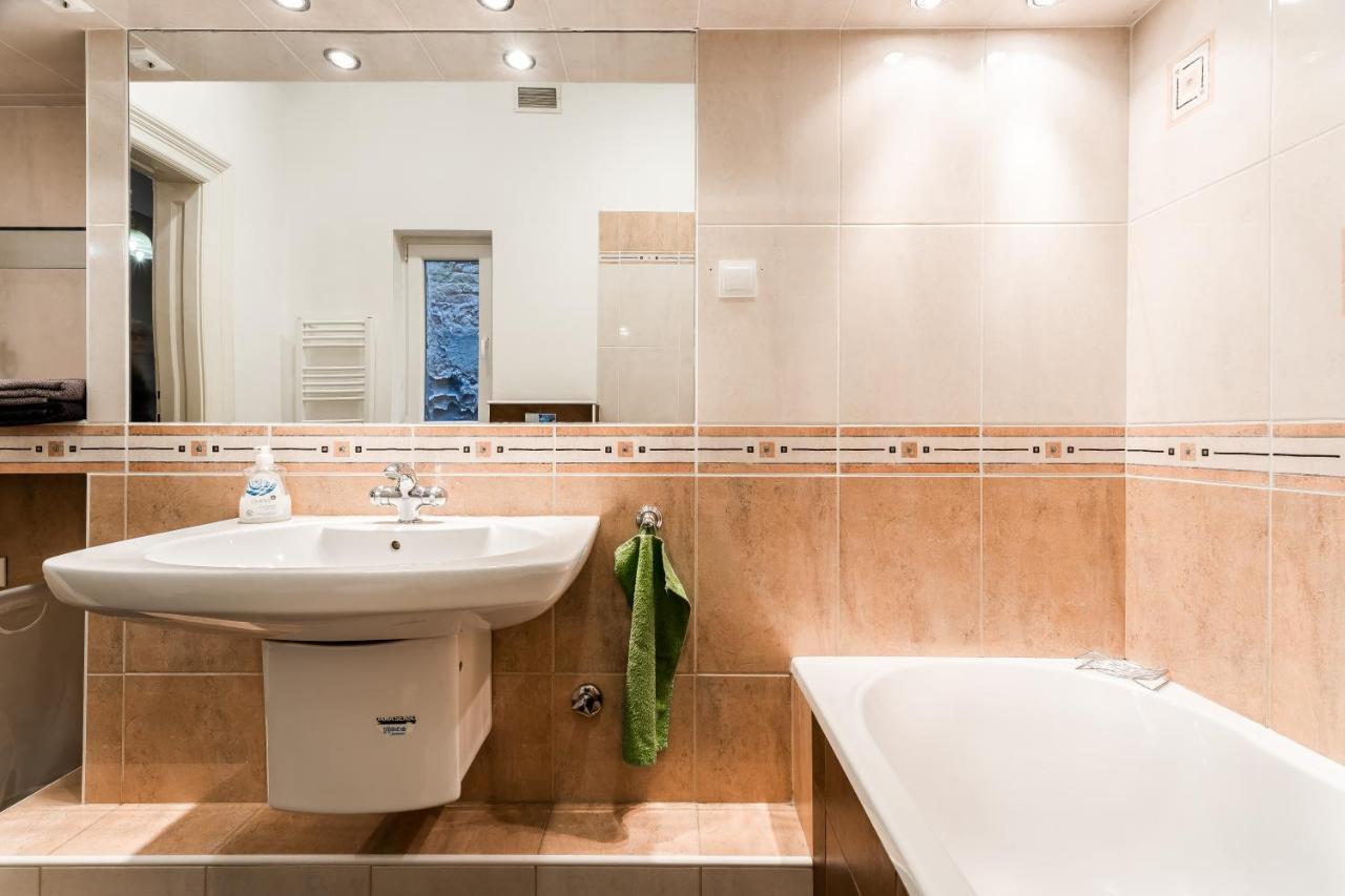 Berta - 4 Bedrooms, 3 Baths Budapest Exteriör bild